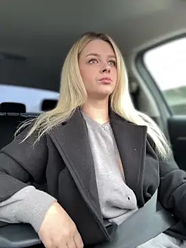 Snapshot of Love_Bri chatting on 10.04.25 Love Bri online show from 10.04.25