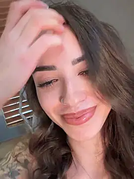 Snapshot of TinyMimi chatting on 01.04.25 TinyMimi online show from 01.04.25