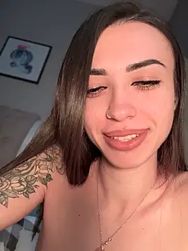 Snapshot of TinyMimi chatting on 01.22.25 TinyMimi online show from 01.22.25