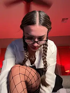 Snapshot of TinyMimi chatting on 10.26.25 TinyMimi online show from 10.26.25