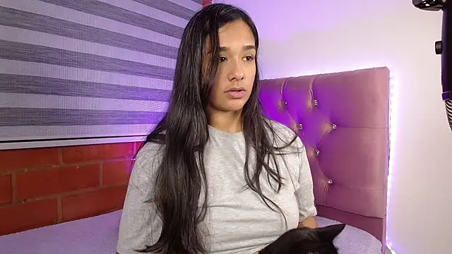 Snapshot of Maeena chatting on 01.13.25 Maeena online show from 01.13.25