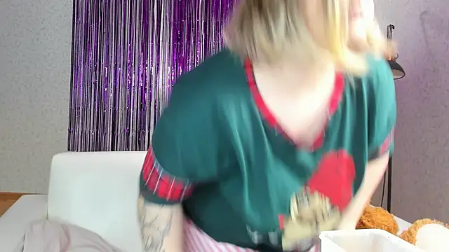 Snapshot of Seductive_She_Wolf chatting on 02.15.25 Seductive She Wolf online show from 02.15.25