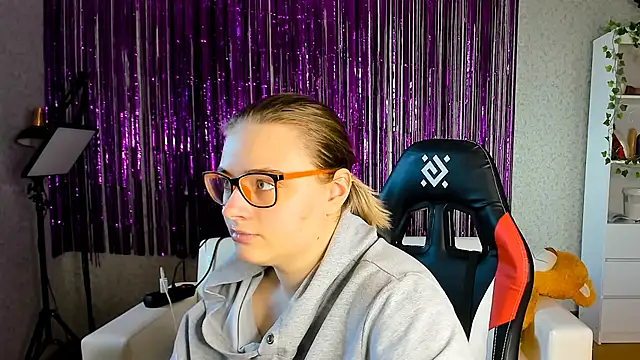 Snapshot of Seductive_She_Wolf chatting on 03.17.25 Seductive She Wolf online show from 03.17.25