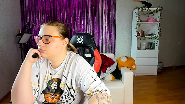 Snapshot of Seductive_She_Wolf chatting on 03.18.25 Seductive She Wolf online show from 03.18.25