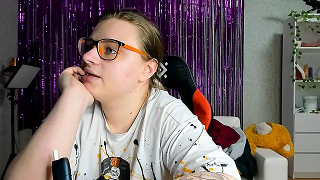 Snapshot of Seductive_She_Wolf chatting on 03.18.25 Seductive She Wolf online show from 03.18.25