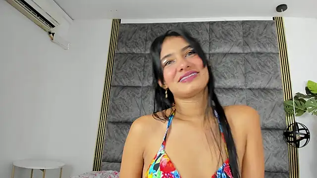 Snapshot of LaurenRodriiguez chatting on 01.18.25 LaurenRodriiguez online show from 01.18.25