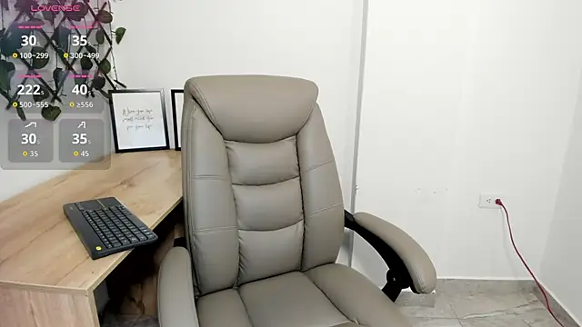 Snapshot of Madeleine__w chatting on 11.04.25 Madeleine w online show from 11.04.25