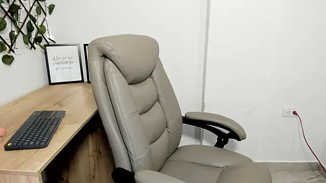 Snapshot of Madeleine__w chatting on 11.11.25 Madeleine w online show from 11.11.25