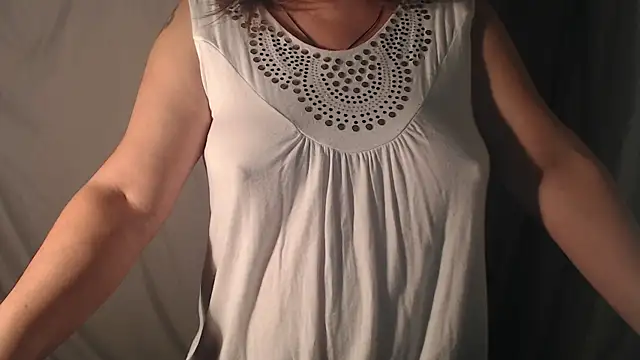 Snapshot of 1BECHA1 chatting on 09.29.25 1BECHA1 online show from 09.29.25