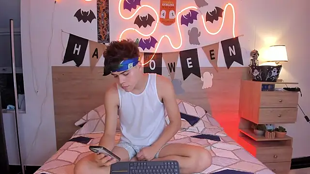 Snapshot of justinbiler chatting on 10.22.25 justinbiler online show from 10.22.25