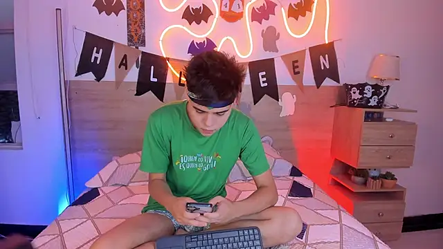 Snapshot of justinbiler chatting on 10.24.25 justinbiler online show from 10.24.25