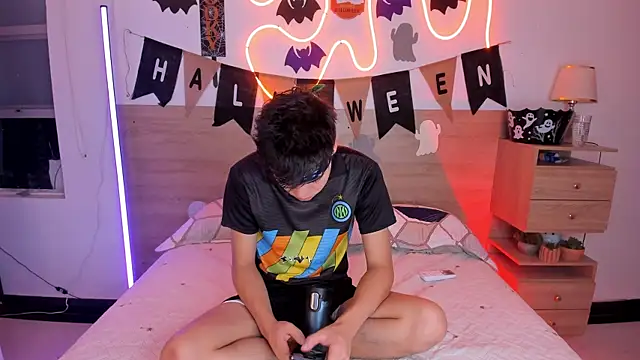 Snapshot of justinbiler chatting on 10.28.25 justinbiler online show from 10.28.25