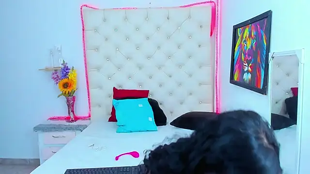 Snapshot of DAFNNEE_ROSS chatting on 01.12.25 DAFNNEE ROSS online show from 01.12.25