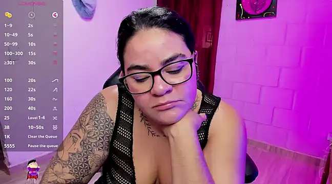 Snapshot of Sharon_hils chatting on 12.17.24 Sharon hils online show from 12.17.24