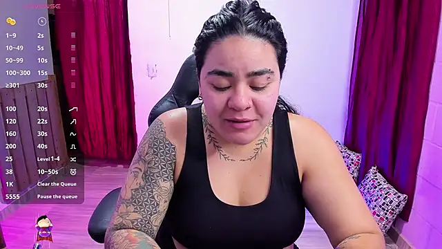 Snapshot of Sharon_hils chatting on 12.30.24 Sharon hils online show from 12.30.24