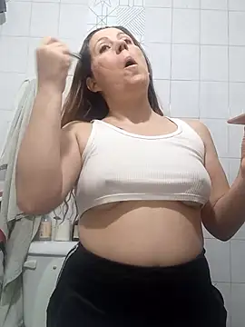 Snapshot of SofiEstevez chatting on 10.27.25 SofiEstevez online show from 10.27.25