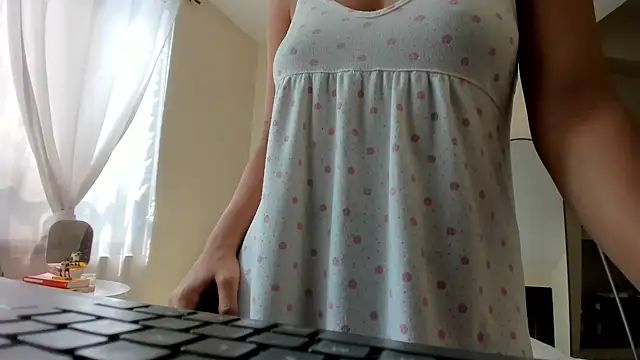 Snapshot of evely_coelloo chatting on 11.25.25 evely coelloo online show from 11.25.25