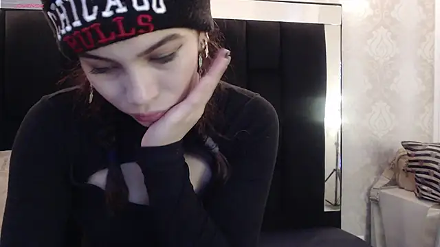 Snapshot of _yuyi chatting on 02.27.25 yuyi online show from 02.27.25