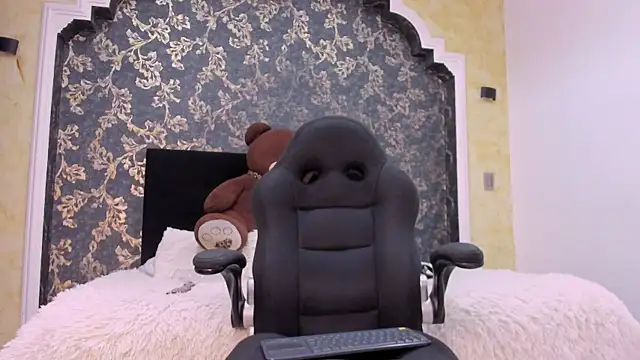 Isa Little Star online show from 02.04.25