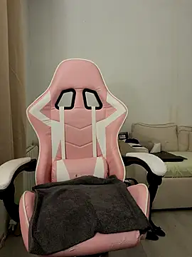 Snapshot of princess_katey chatting on 10.15.25 princess katey online show from 10.15.25