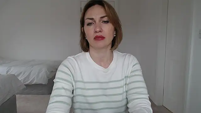 Snapshot of Mallinia chatting on 03.17.25 Mallinia online show from 03.17.25