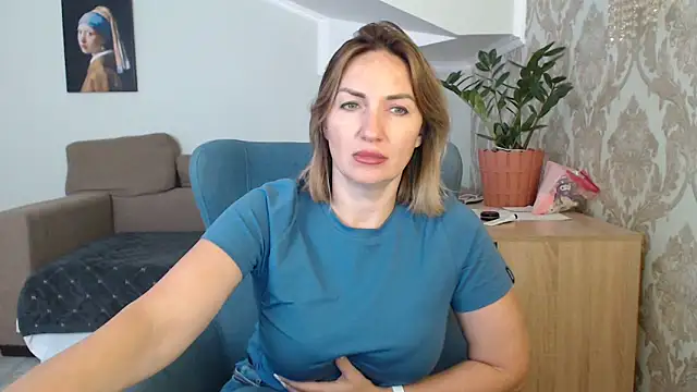 Snapshot of Mallinia chatting on 10.11.25 Mallinia online show from 10.11.25