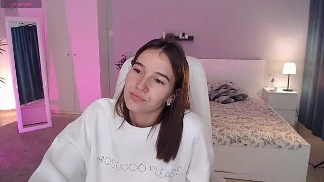 Bellla Haddid online show from 09.27.25