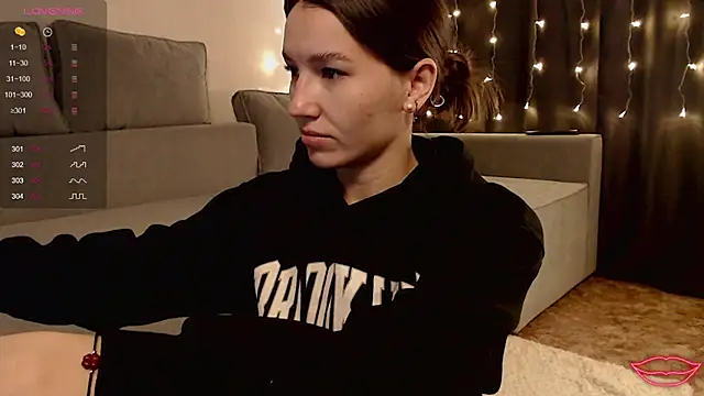 Snapshot of Bellla_Haddid chatting on 05.13.26 Bellla Haddid online show from 05.13.26