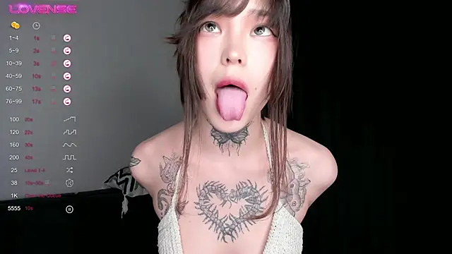 Snapshot of Dark_Ester chatting on 10.01.25 Dark Ester online show from 10.01.25