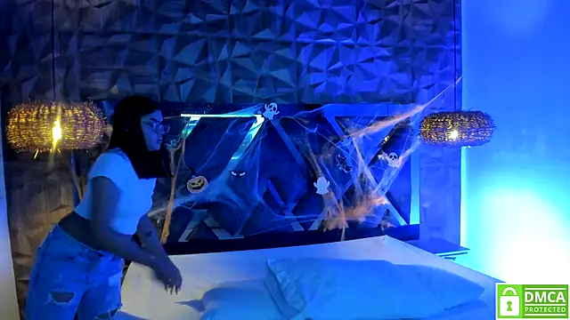 Rose Evans   online show from 11.04.25