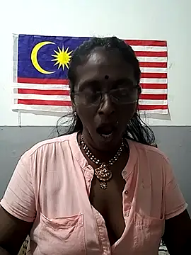 Snapshot of mamakarma1403 chatting on 10.04.25 mamakarma1403 online show from 10.04.25