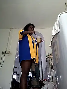 Snapshot of mamakarma1403 chatting on 10.06.25 mamakarma1403 online show from 10.06.25