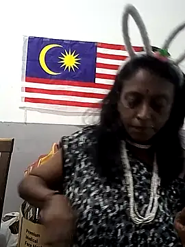 Snapshot of mamakarma1403 chatting on 11.02.25 mamakarma1403 online show from 11.02.25