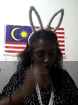 Snapshot of mamakarma1403 chatting on 11.02.25 mamakarma1403 online show from 11.02.25