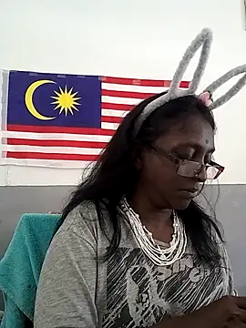 Snapshot of mamakarma1403 chatting on 11.03.25 mamakarma1403 online show from 11.03.25