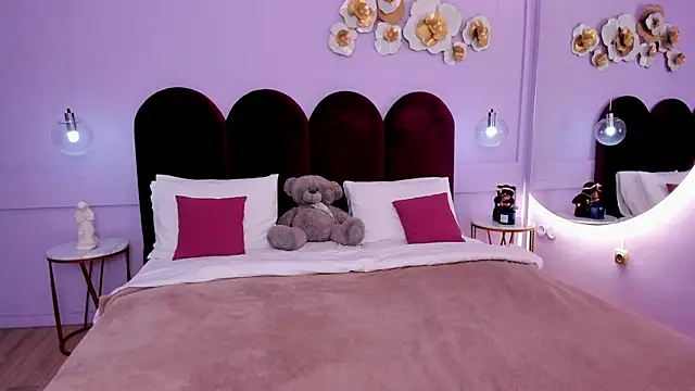 Snapshot of ZaraBloom chatting on 03.18.25 ZaraBloom online show from 03.18.25