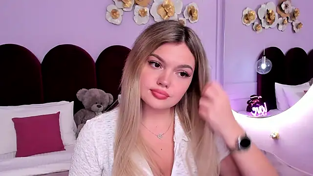 Snapshot of ZaraBloom chatting on 10.06.25 ZaraBloom online show from 10.06.25