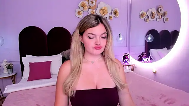 Snapshot of ZaraBloom chatting on 10.20.25 ZaraBloom online show from 10.20.25