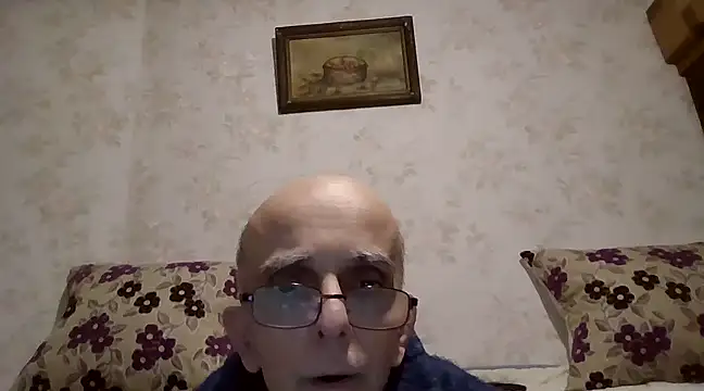 Snapshot of mariusica1@xh chatting on 02.15.25 mariusica1xh online show from 02.15.25