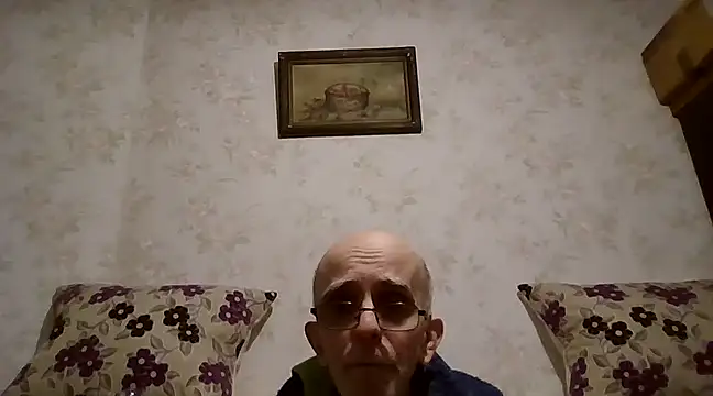 Snapshot of mariusica1@xh chatting on 02.17.25 mariusica1xh online show from 02.17.25