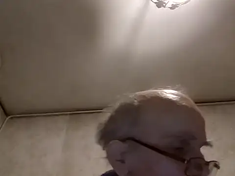 Snapshot of mariusica1@xh chatting on 10.31.25 mariusica1xh online show from 10.31.25