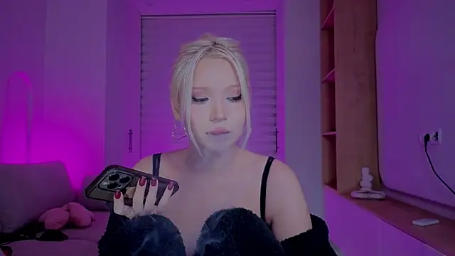 RileyMee online show from 11.04.25