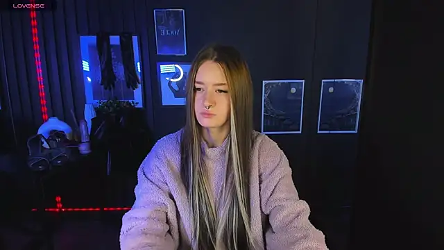 Snapshot of Lily_Moonlight chatting on 12.30.24 Lily Moonlight online show from 12.30.24