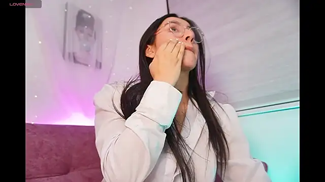 leila petitee  online show from 09.29.25