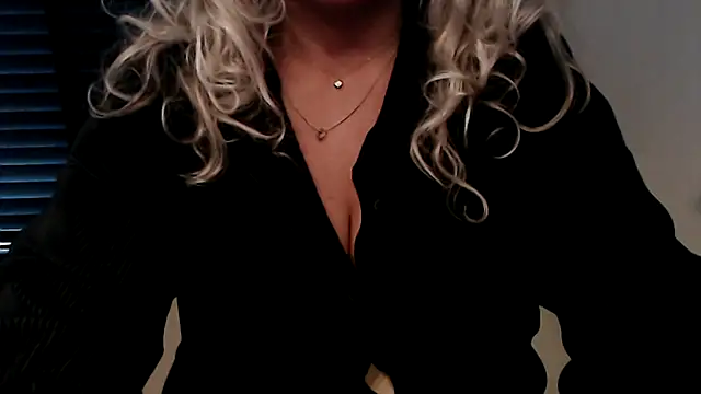 Snapshot of JenniLowen chatting on 10.12.25 JenniLowen online show from 10.12.25