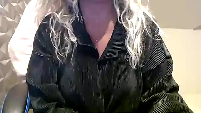 Snapshot of JenniLowen chatting on 10.23.25 JenniLowen online show from 10.23.25