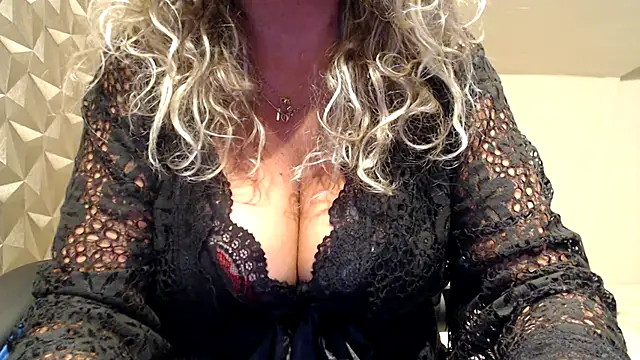 Snapshot of JenniLowen chatting on 10.26.25 JenniLowen online show from 10.26.25