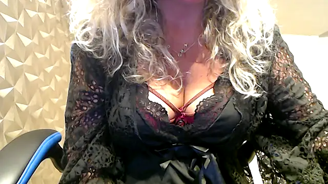 Snapshot of JenniLowen chatting on 10.28.25 JenniLowen online show from 10.28.25