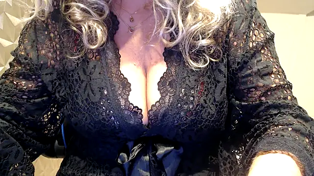 Snapshot of JenniLowen chatting on 11.15.25 JenniLowen online show from 11.15.25