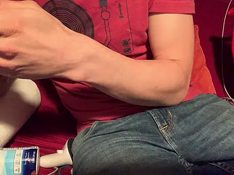 Snapshot of skatebored chatting on 03.06.25 skatebored online show from 03.06.25